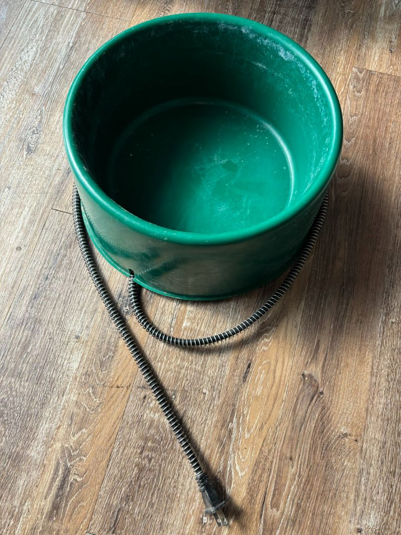 Heated water bowl