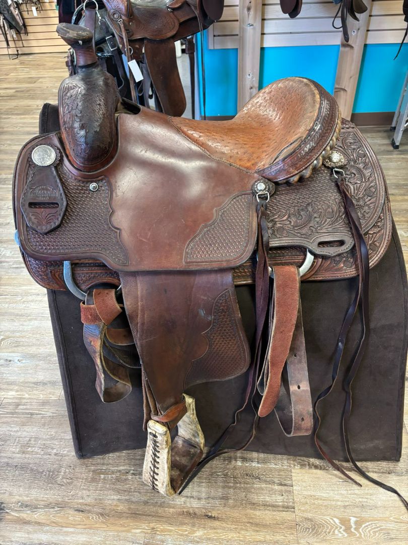 Martin calf roping saddle, comes with front and back cinch, 15" Seat, 7.5" Gullett, 26.5" Skirt