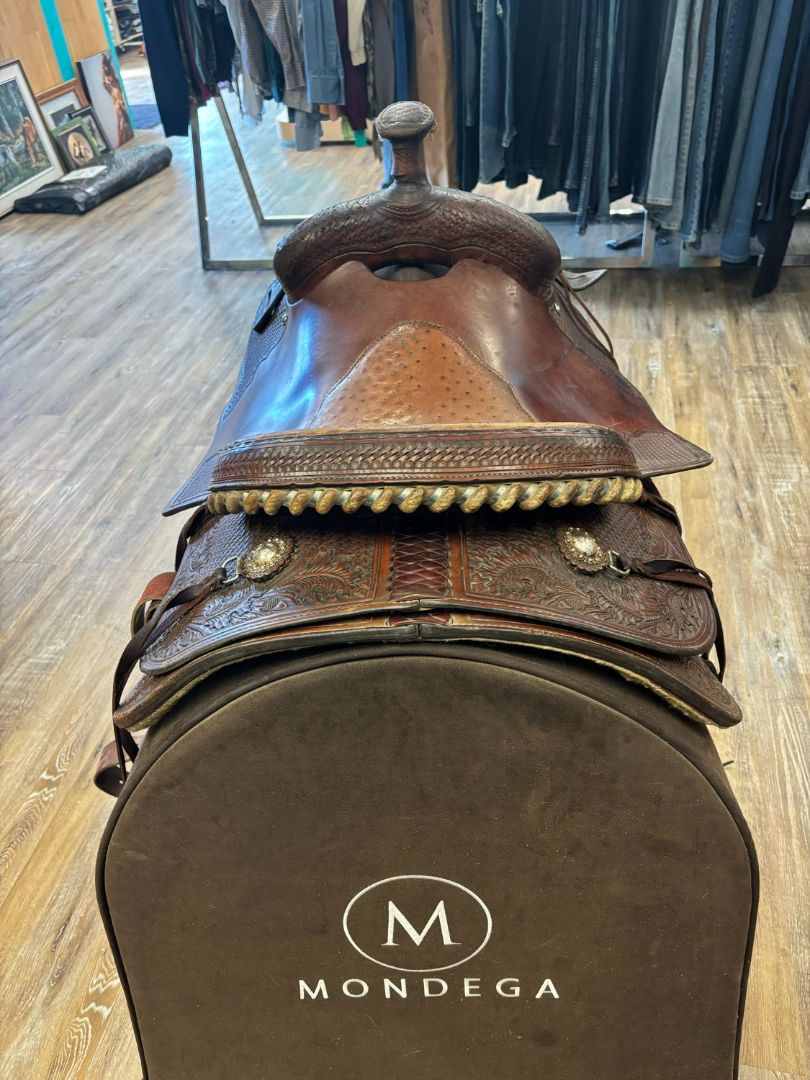 Martin calf roping saddle, comes with front and back cinch, 15" Seat, 7.5" Gullett, 26.5" Skirt