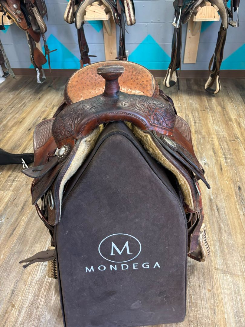 Martin calf roping saddle, comes with front and back cinch, 15" Seat, 7.5" Gullett, 26.5" Skirt