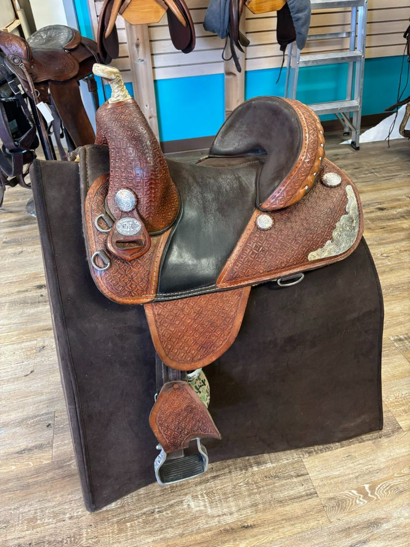 Genuine sports saddle Treeless barrel saddle, comes with breast collar, front cinch, and saddle sack, 13" seat