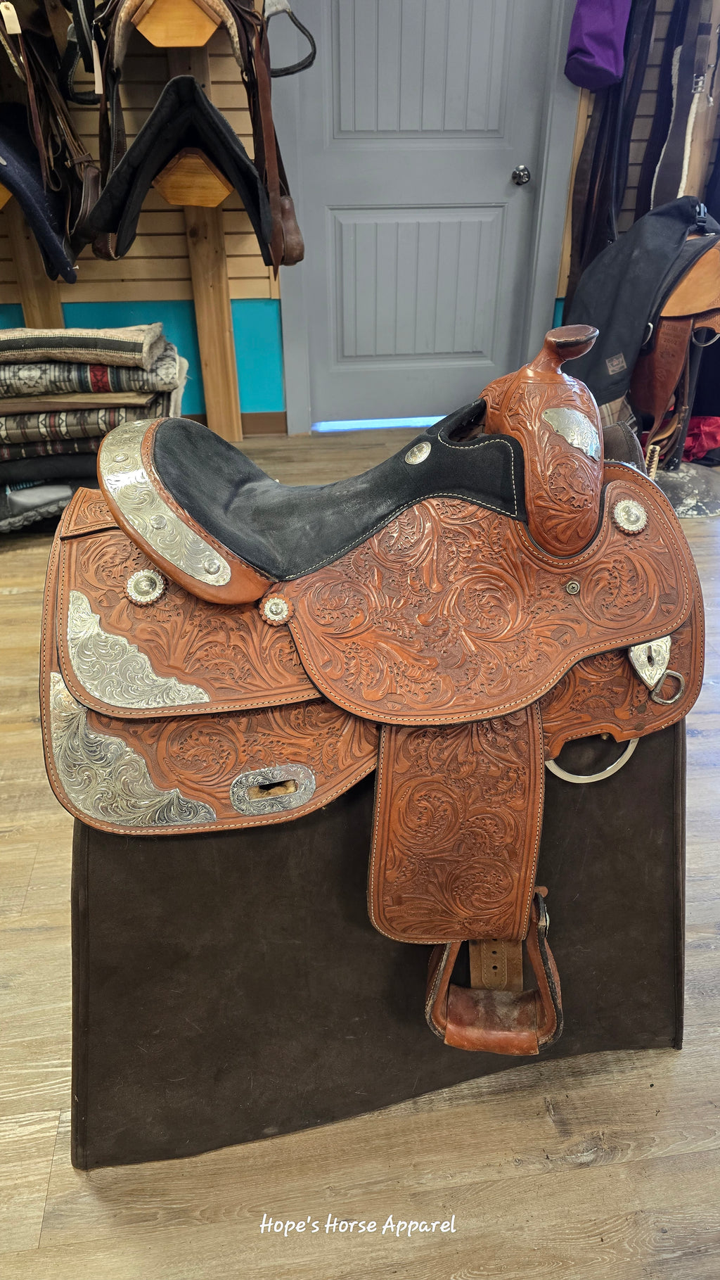 Showman Western Show Saddle