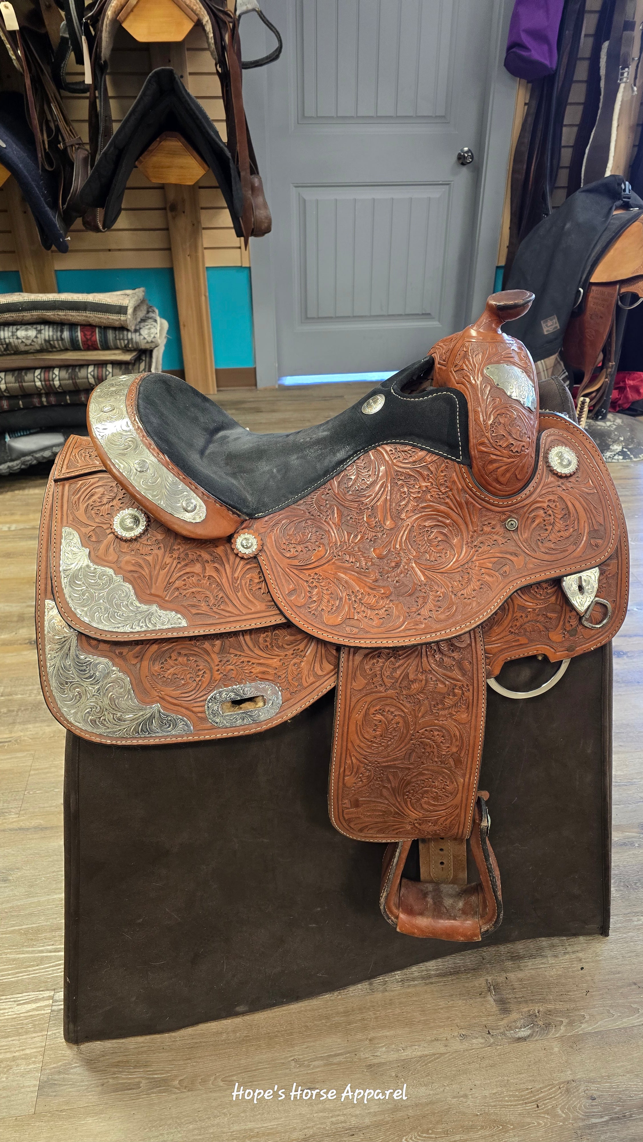 Showman Western Show Saddle