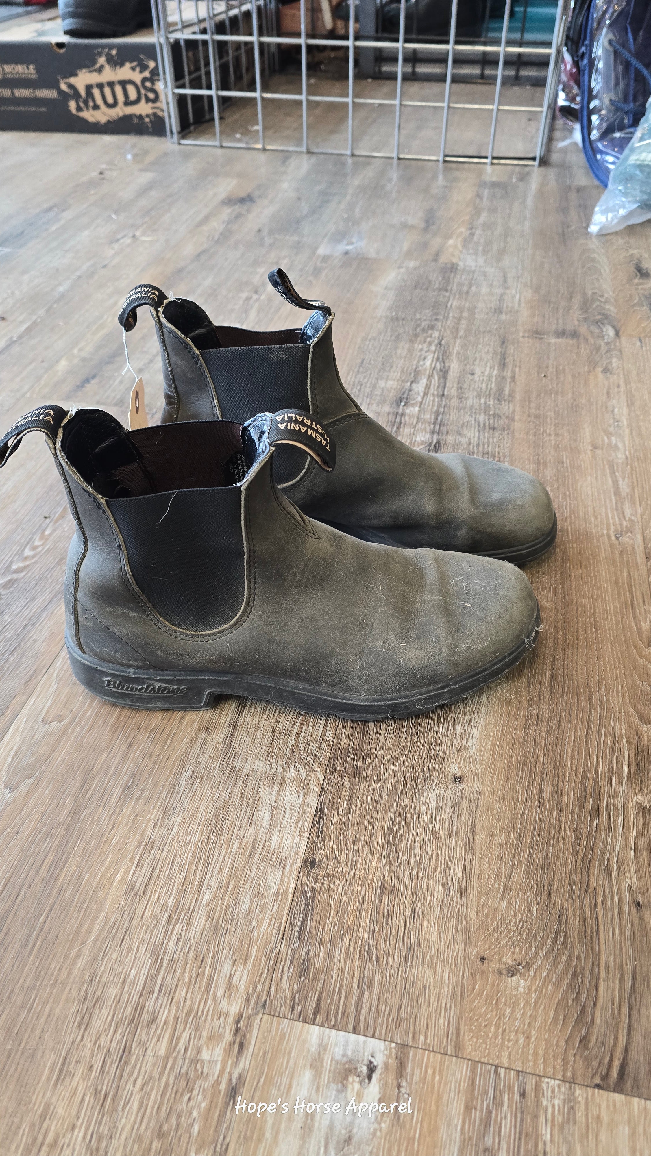 Blundstones, 9